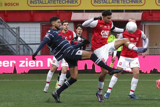 使得他在场 使得他在场